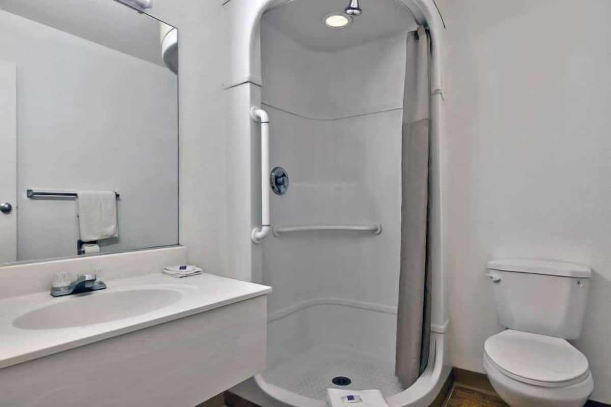 Combined shower/bathtub, towels