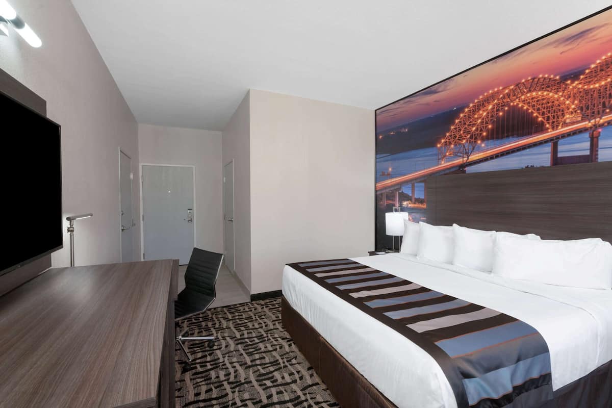 Superior Room, 1 King Bed, Non Smoking (Mobility) | Hypo-allergenic bedding, desk, laptop workspace, alarm clocks