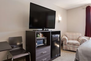 Habitación, 1 cama King size, para no fumadores, hidromasaje | Espacio para trabajar con laptop y tabla de planchar con plancha