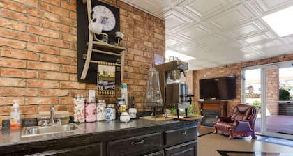 Rodeway Inn Branson, Brick House