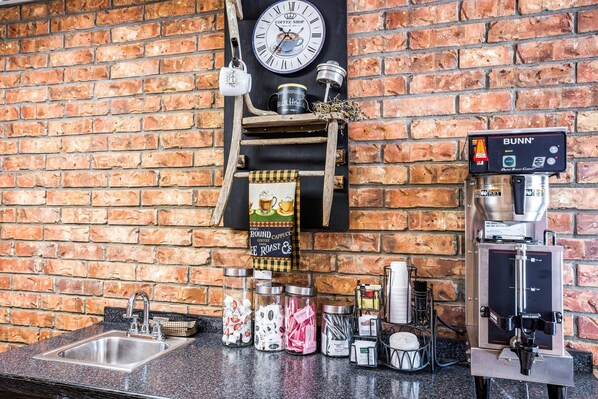 Breakfast area - Rodeway Inn Branson, Brick House (Branson)