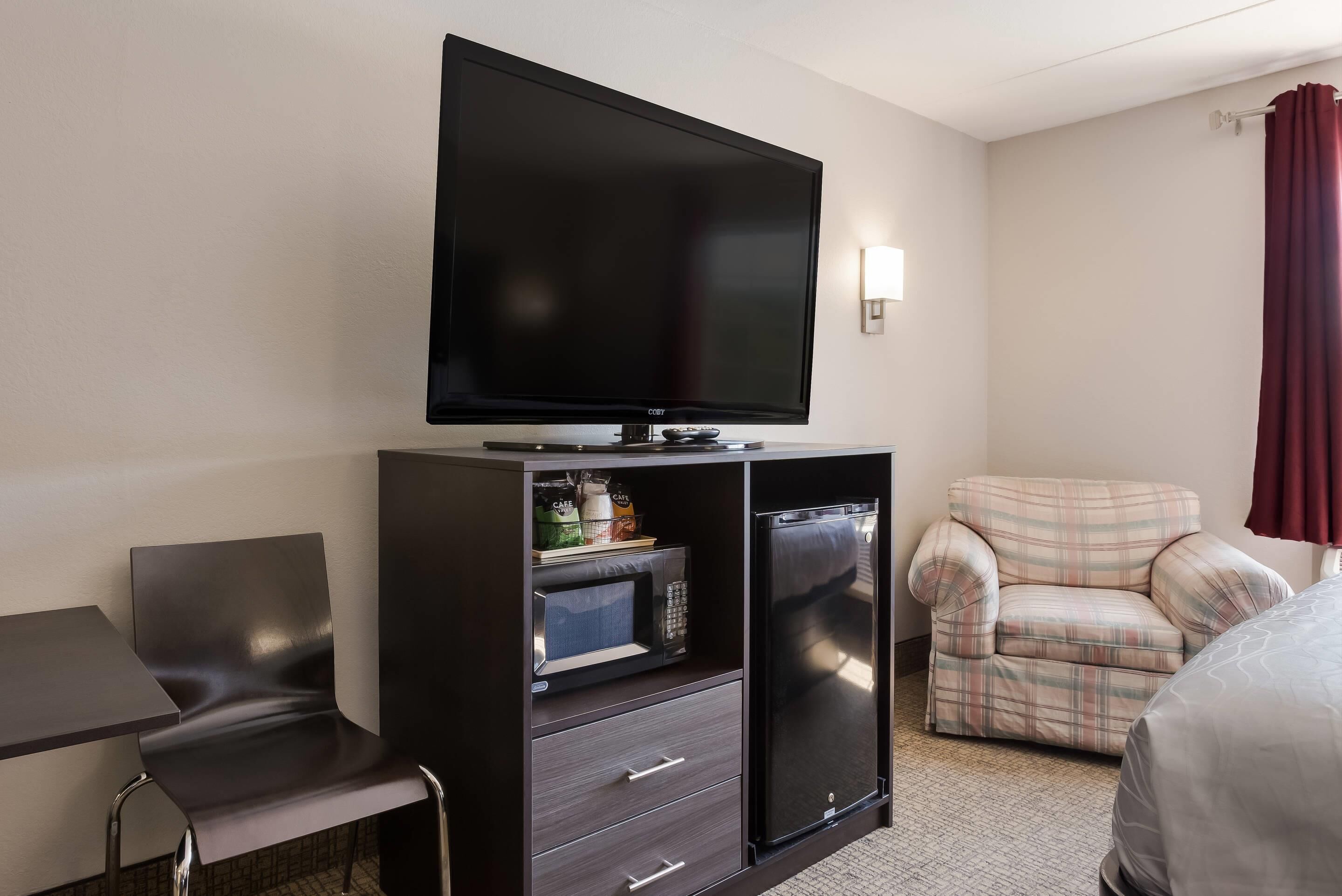 Room, 1 King Bed, Non Smoking, Hot Tub | Laptop workspace, iron/ironing board, rollaway beds, free WiFi