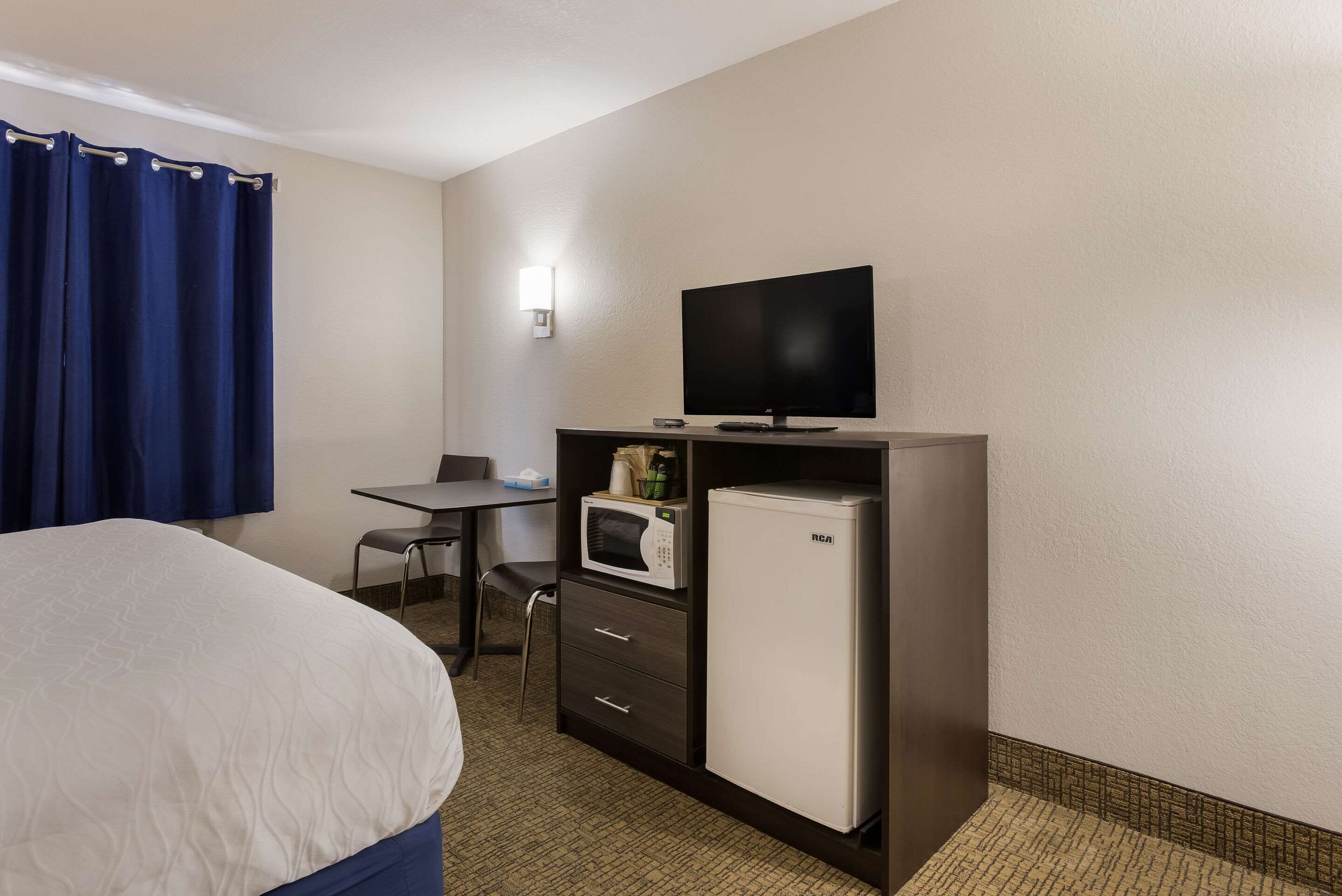 room, 1 king bed, non smoking, hot tub | laptop workspace, iron/ironing board, rollaway beds, free wifi