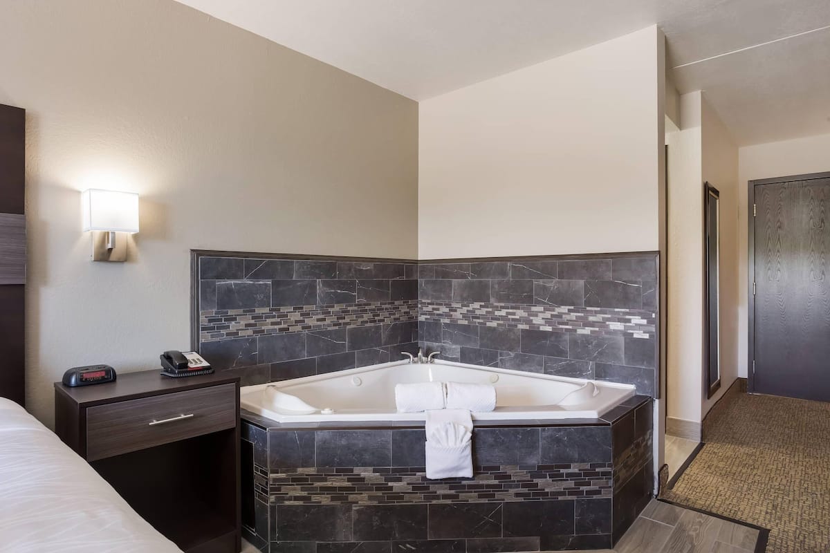 Habitación, 1 cama King size, para no fumadores, hidromasaje | Espacio para trabajar con laptop y tabla de planchar con plancha
