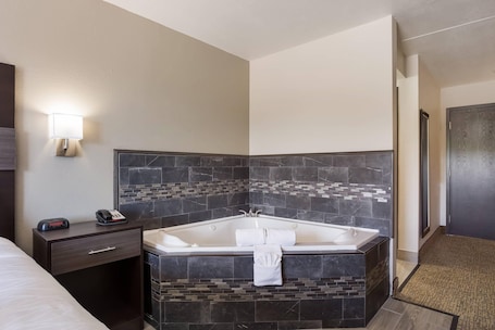 Room, 1 King Bed, Non Smoking, Hot Tub. Rodeway Inn Branson, Brick House
