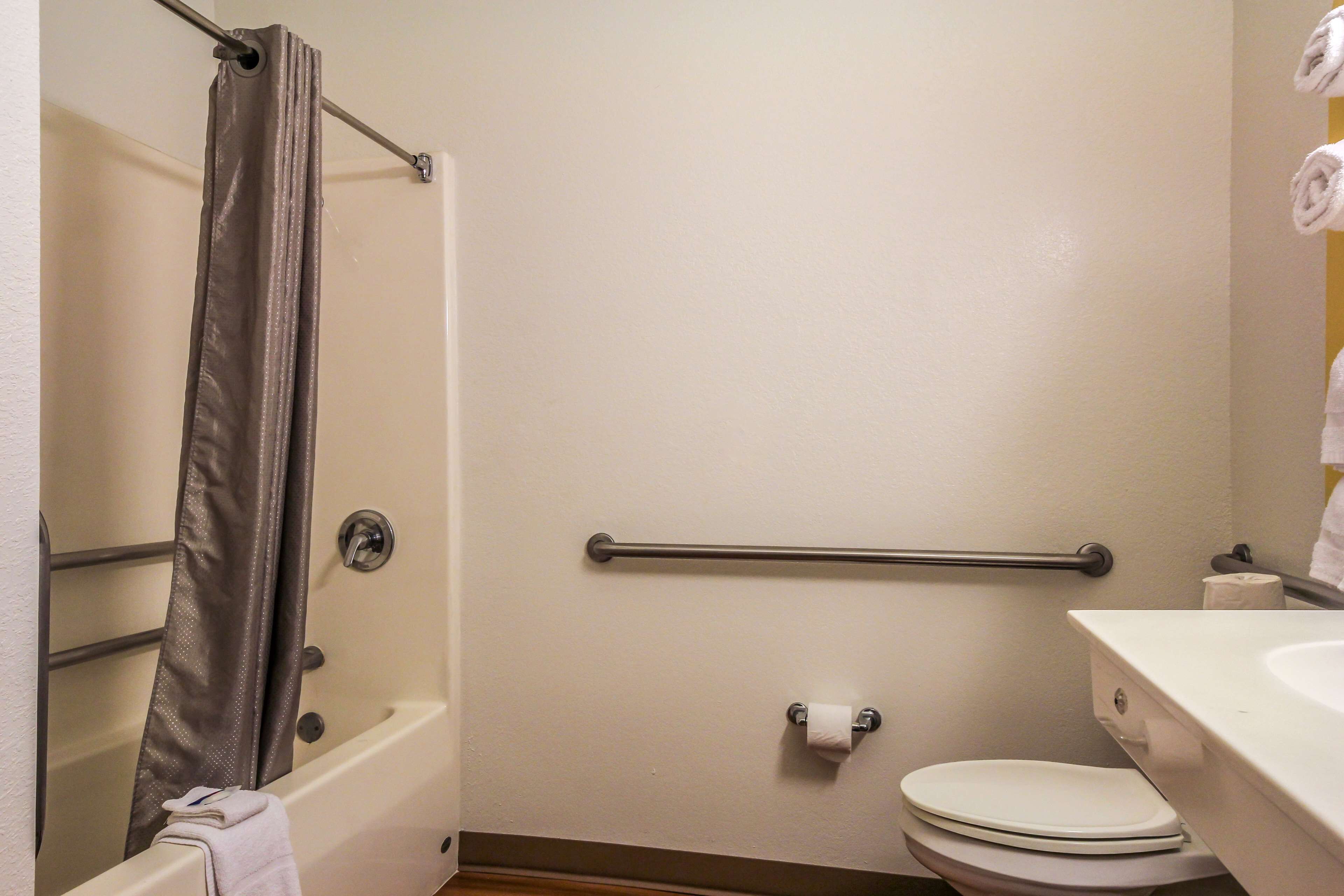 Un baño con bañera, inodoro y lavabo.