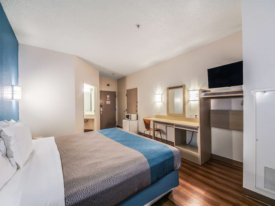 Escrivaninha, espaço de trabalho para notebook, cortinas blackout