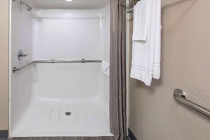 Combined shower/bathtub, towels - Econo Lodge (Fort Lupton)