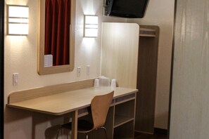 Private kitchen - Motel 6 Fort Lupton, CO (Fort Lupton)