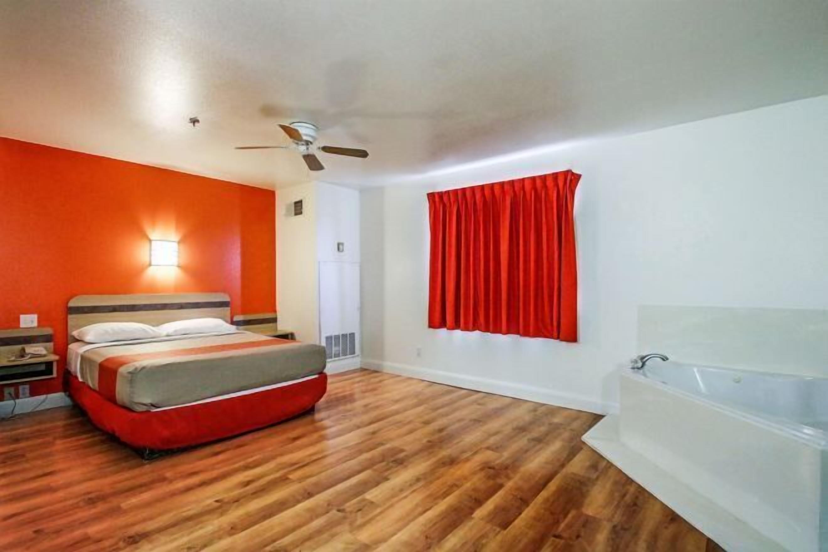 Een minibar, gratis wifi, beddengoed, een wekker