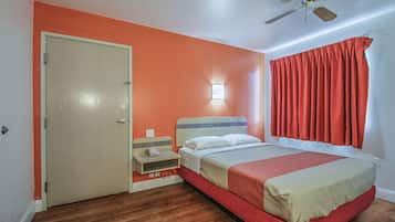 Een minibar, gratis wifi, beddengoed, een wekker