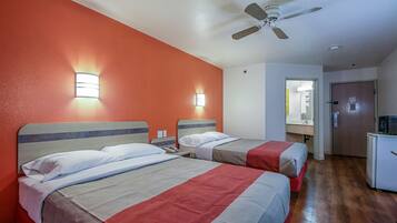 Habitación estándar, varias camas, para no fumadores | Minibar, wifi gratis, ropa de cama y despertador