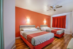 Minibar, wifi gratis, ropa de cama y despertador 