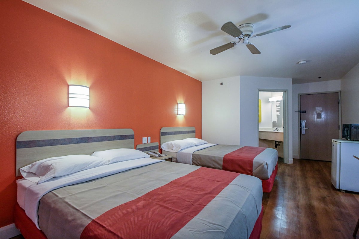 Quarto standard, várias camas, para não fumantes | Frigobar, Wi-Fi de cortesia, roupa de cama, despertadores