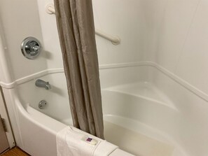 Combined shower/tub, towels - Motel 6 Jackson Airport, Pearl (Pearl)