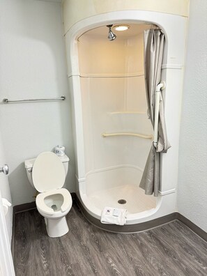 Combined shower/tub, towels - Motel 6 Casper (Casper)