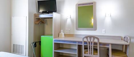 Schreibtisch, Verdunkelungsvorhänge, Bügeleisen/Bügelbrett