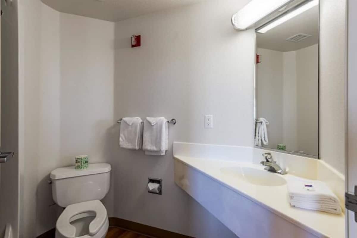Combined shower/tub, hair dryer, towels
