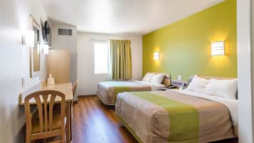 Escritorio, cortinas blackout y tabla de planchar con plancha