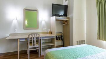 Escritorio, cortinas blackout y tabla de planchar con plancha