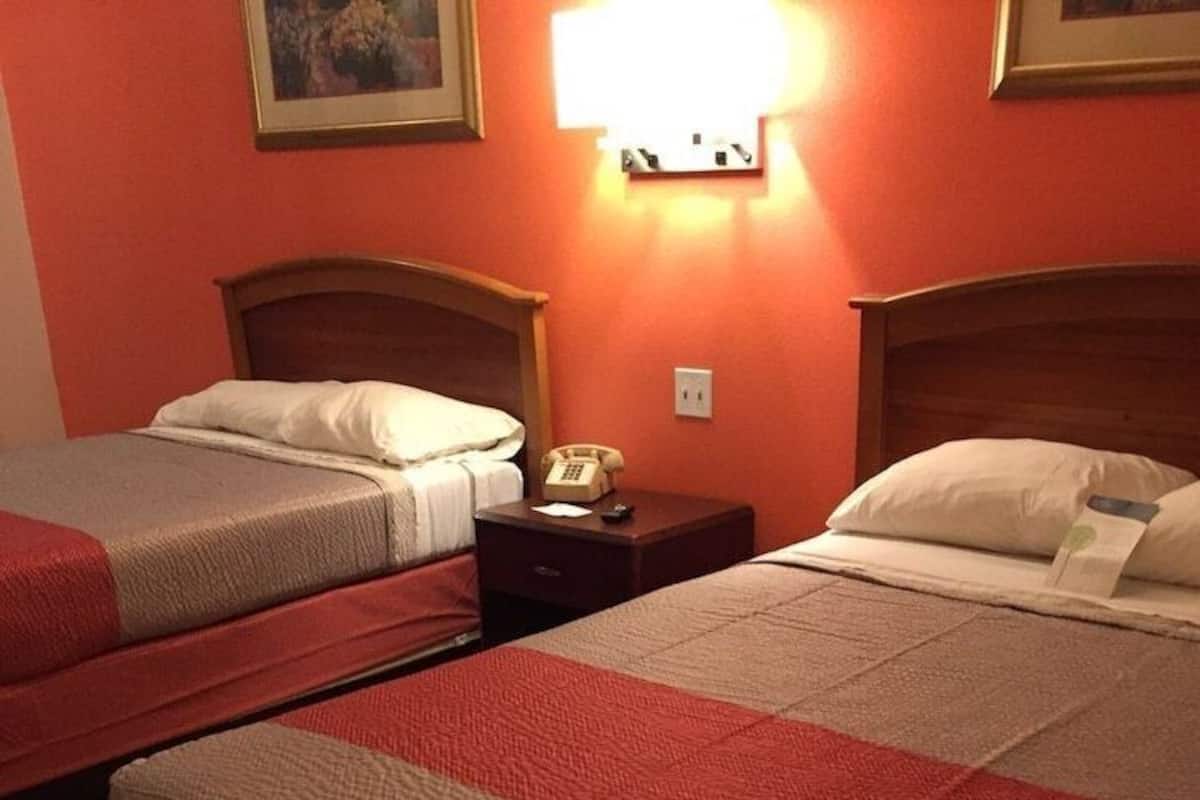 Escritorio, wifi gratis y ropa de cama