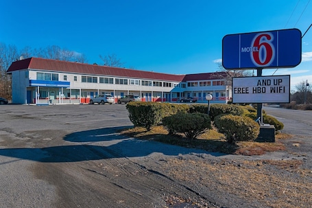 Exterior. Motel 6 Frackville, PA