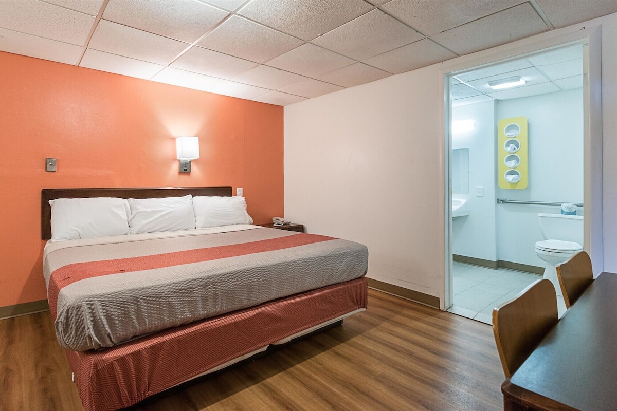 Escritorio, wifi gratis y ropa de cama