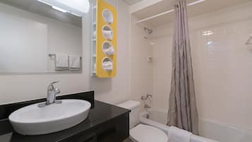 Combined shower/tub, towels