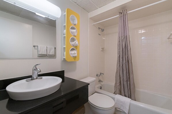 Combined shower/bathtub, towels - Motel 6 Frackville, PA (Frackville)