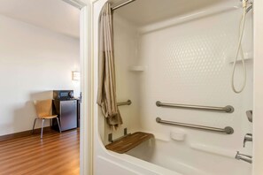 Badkar/dusch, hårtork och handdukar