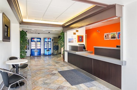 Lobby. Motel 6 Wheatland, WY