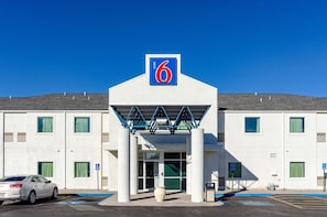 Property entrance - Motel 6 Wheatland, WY (Wheatland)