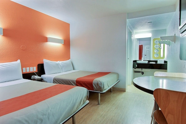 Escritorio, wifi gratis y ropa de cama 