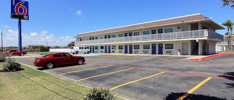 Un motel con un letrero que indica 6 habitaciones y Wi-Fi.