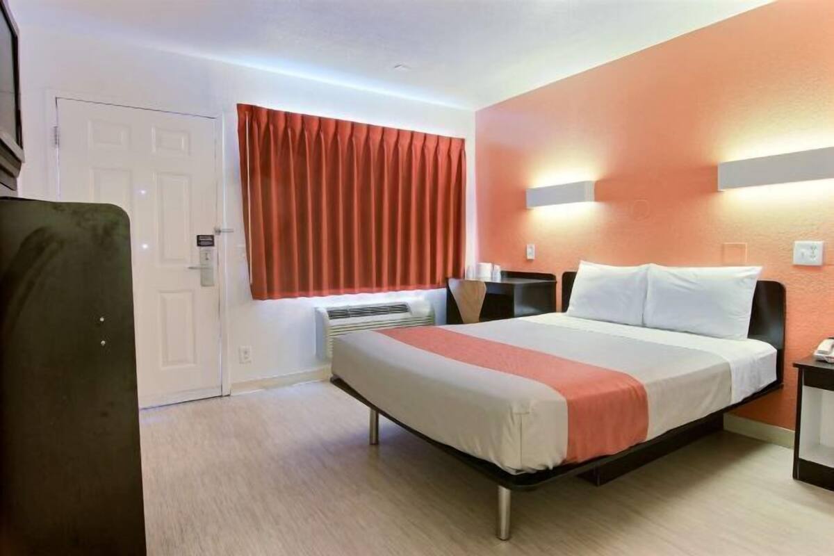 Escrivaninha, Wi-Fi de cortesia, roupa de cama