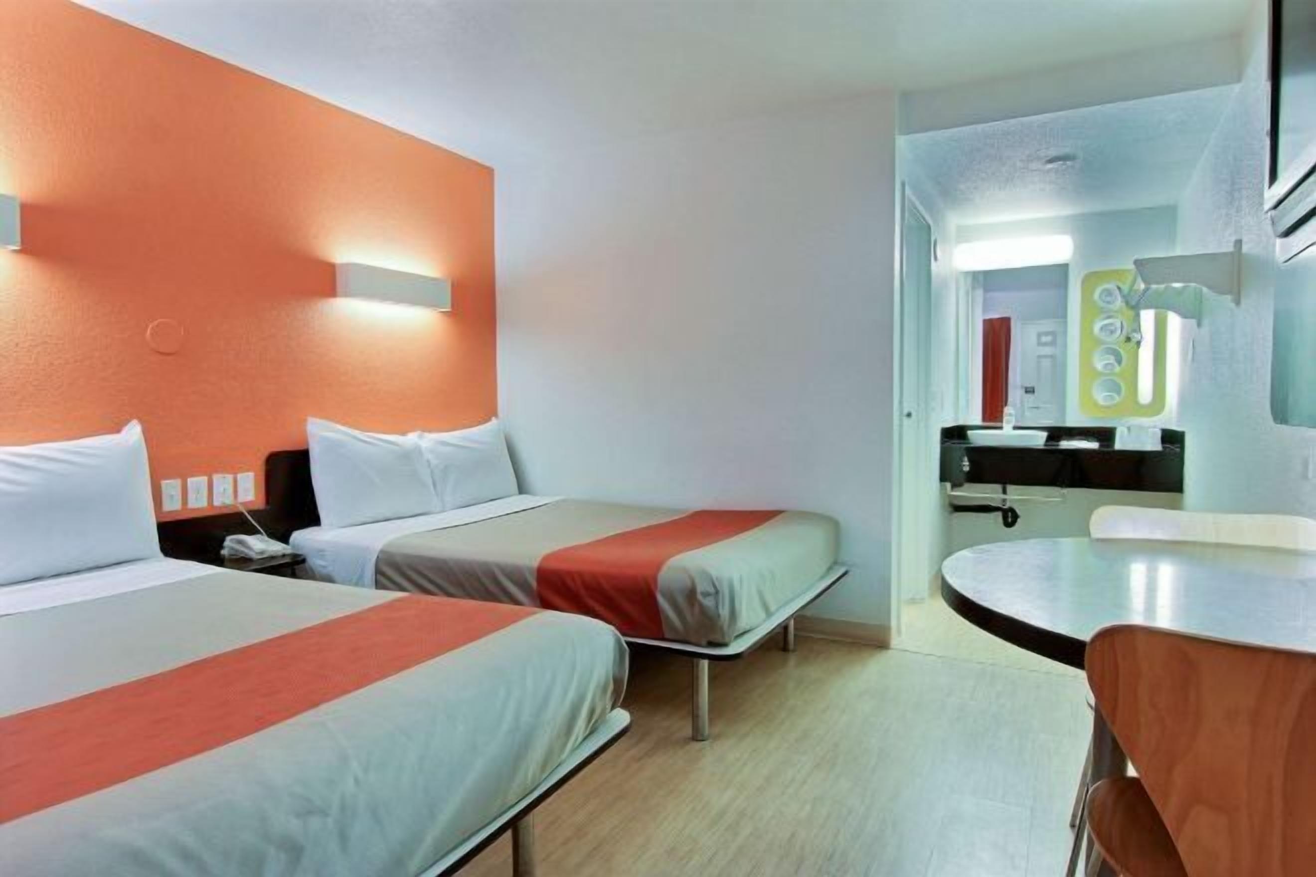 Escrivaninha, Wi-Fi de cortesia, roupa de cama