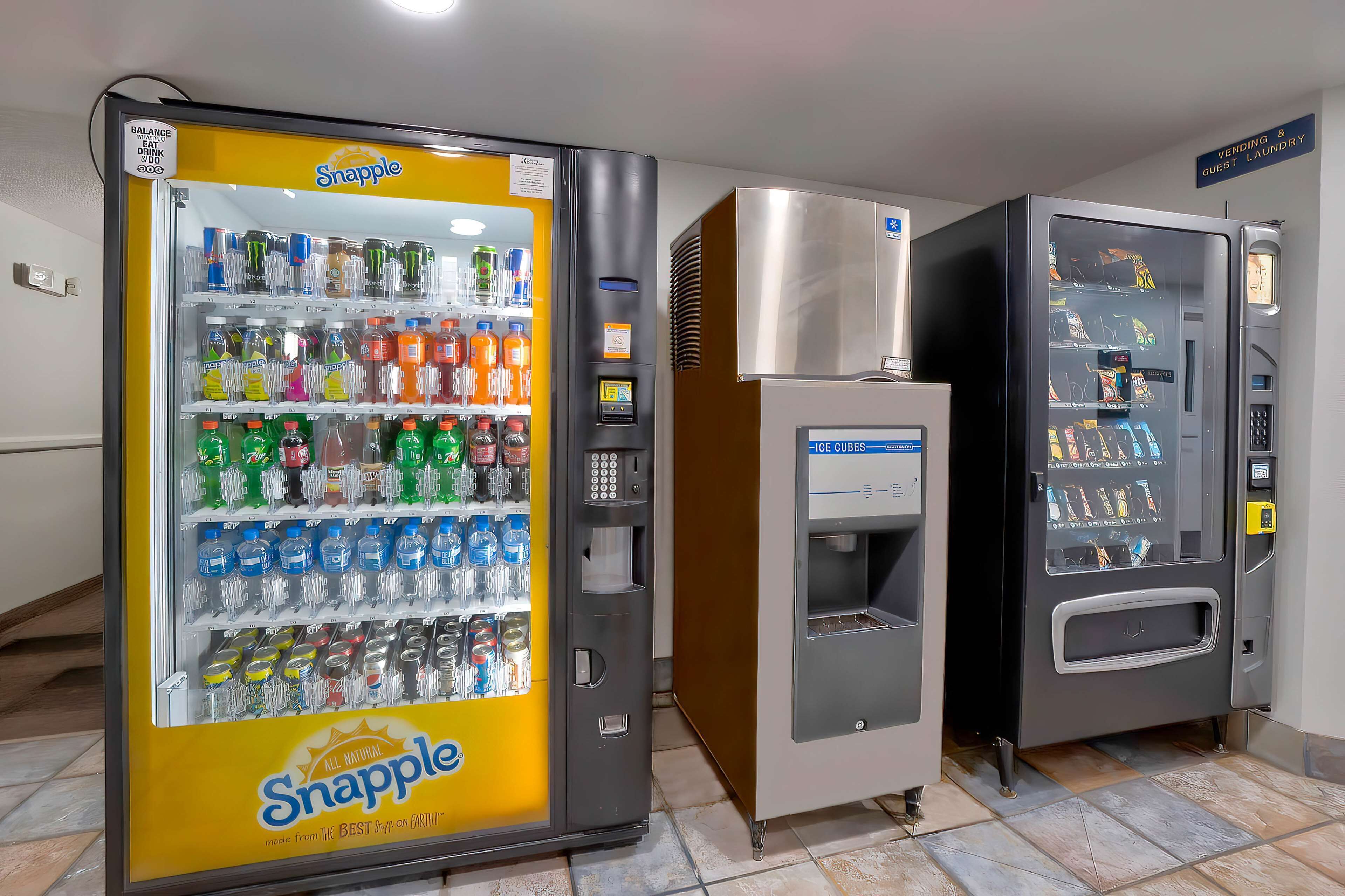 Drie Snapple automaten in een gang.