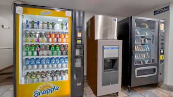 Drie Snapple automaten in een gang.