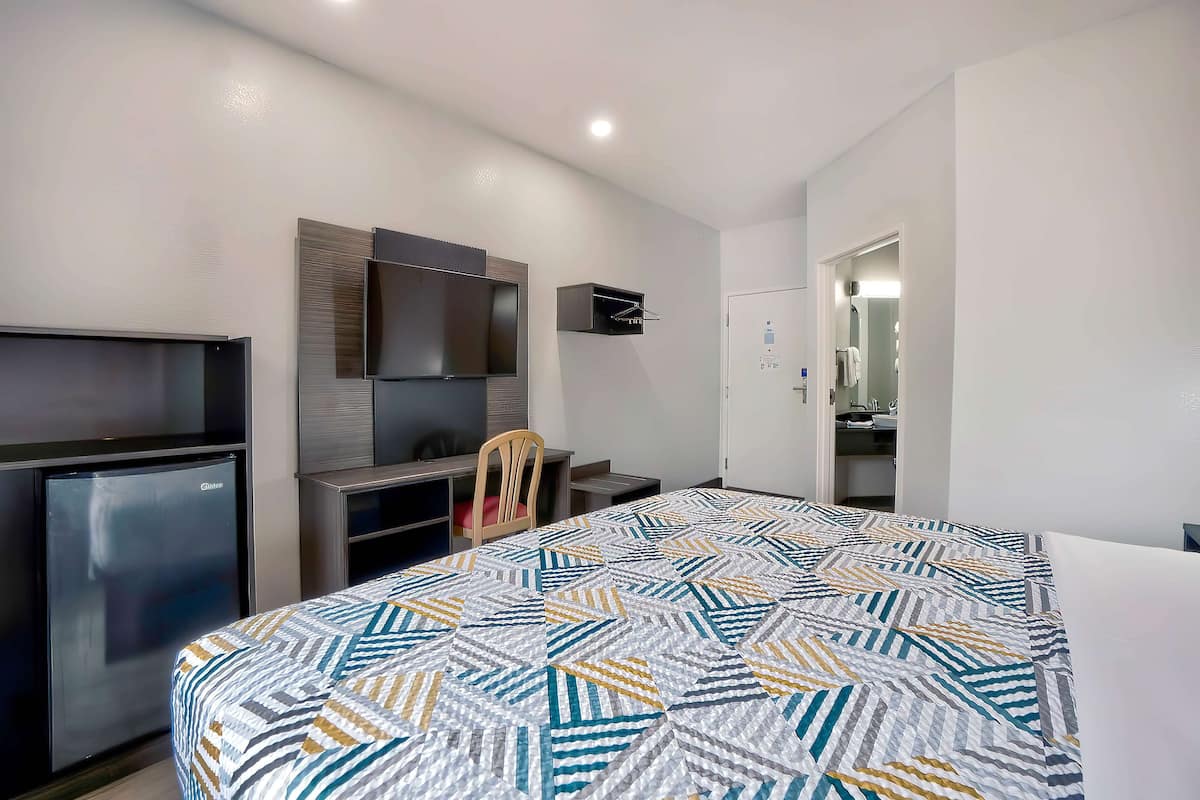 Työpöytä, ilmainen Wi-Fi, vuodevaatteet