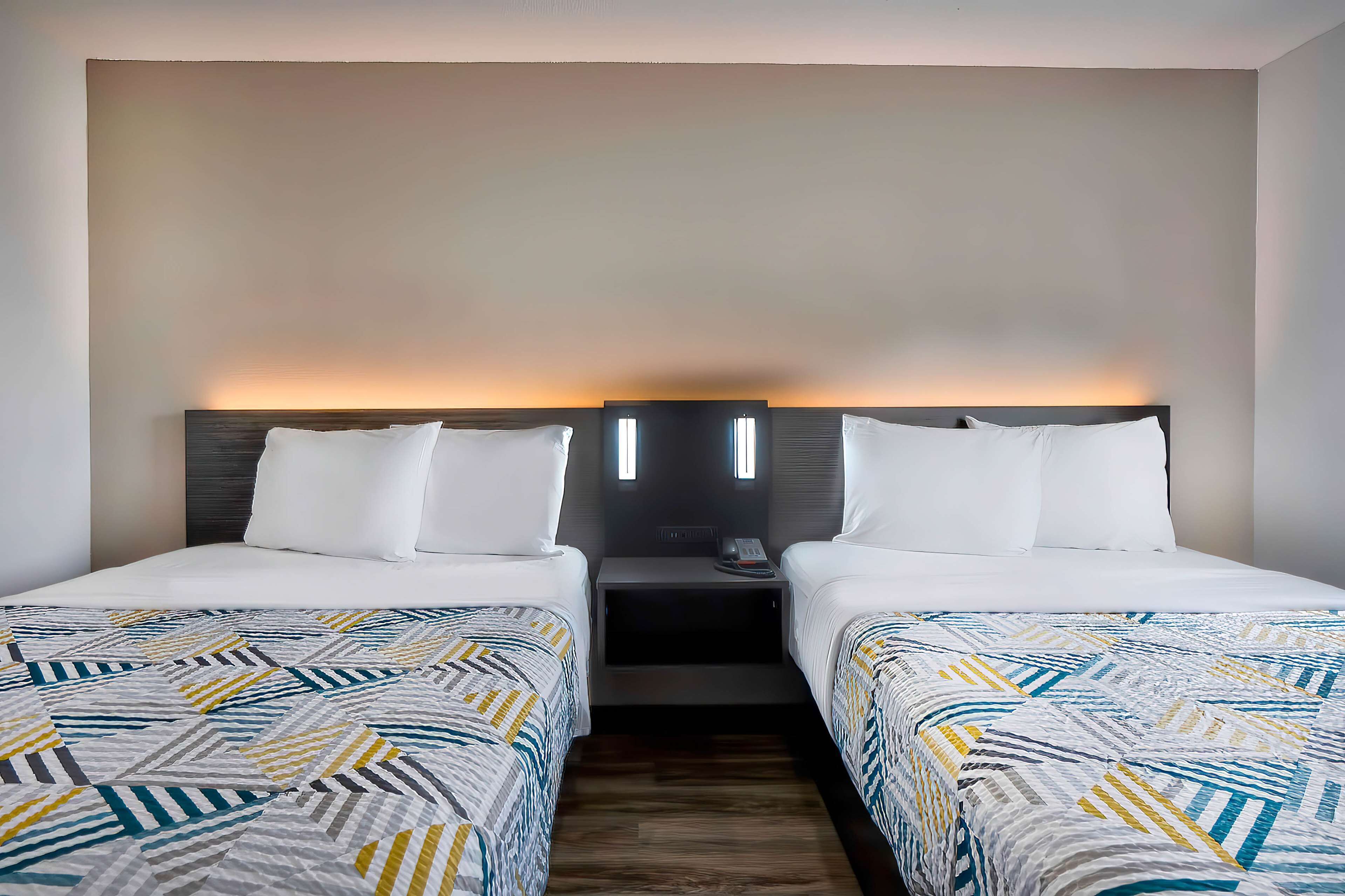 Escritorio, wifi gratis y ropa de cama 