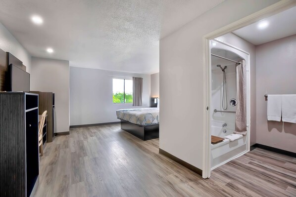 Escritorio, wifi gratis y ropa de cama 