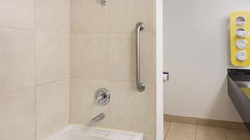 Ducha de hidromassagem, toalhas de banho