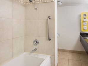 Hydromassage showerhead, towels