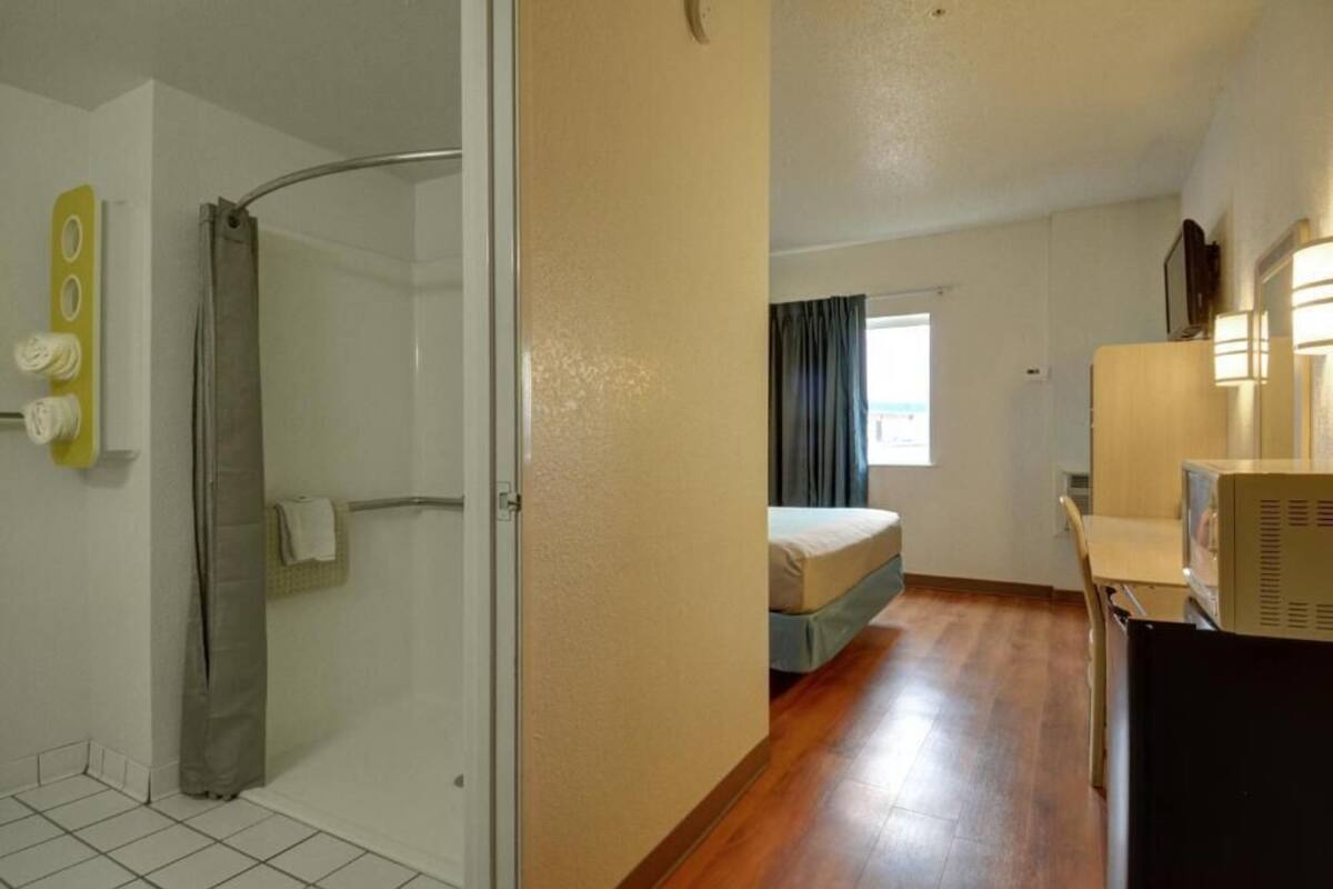 1 bedroom, pillowtop beds, desk, laptop workspace