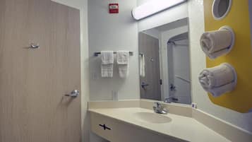 Combined shower/bathtub, towels, soap, shampoo