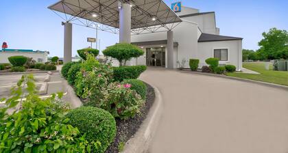Motel 6 Denison, TX