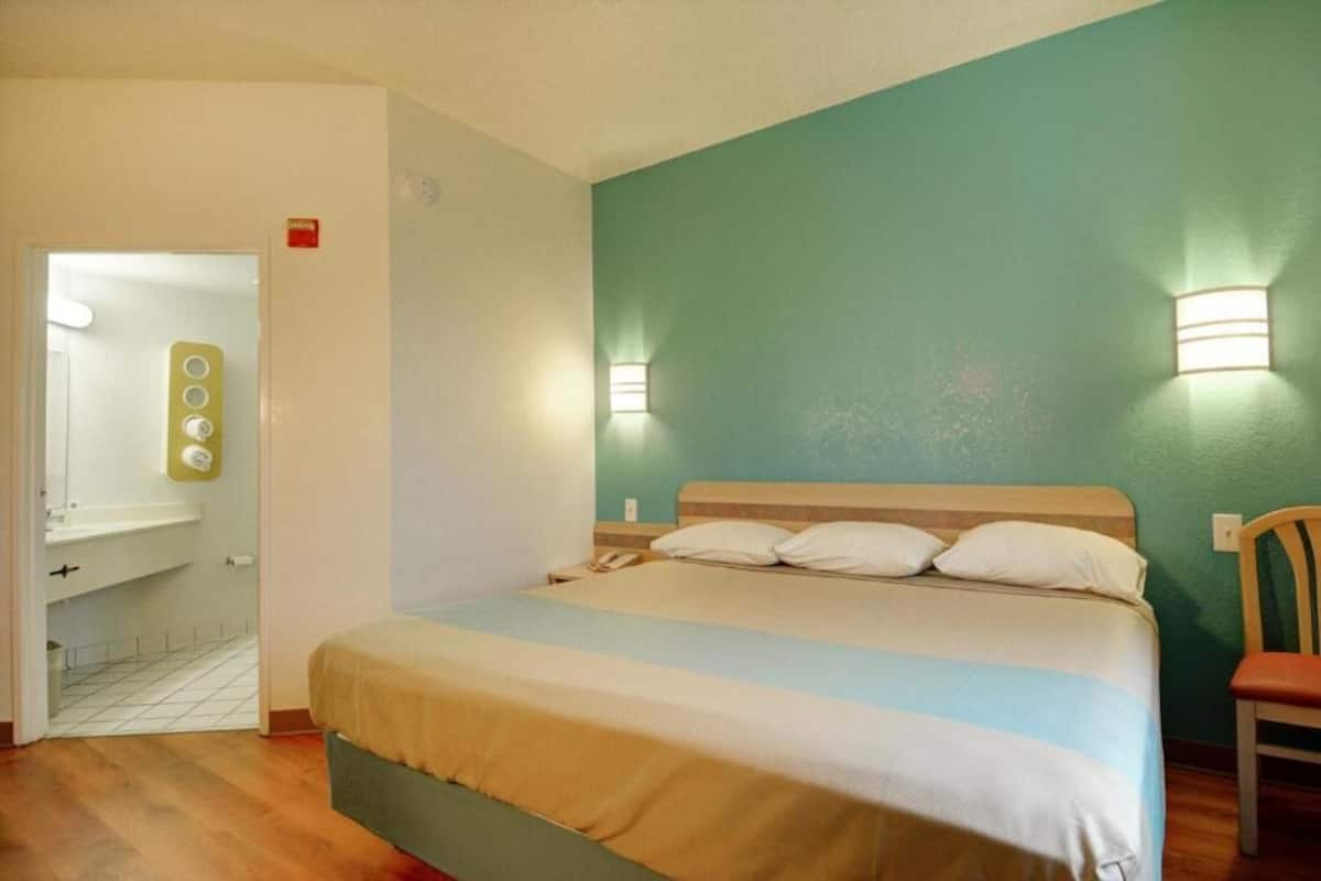 أسرّة بطبقة علوية مريحة ومكتب ومساحة عمل للكمبيوتر المحمول وستائر تعتيم