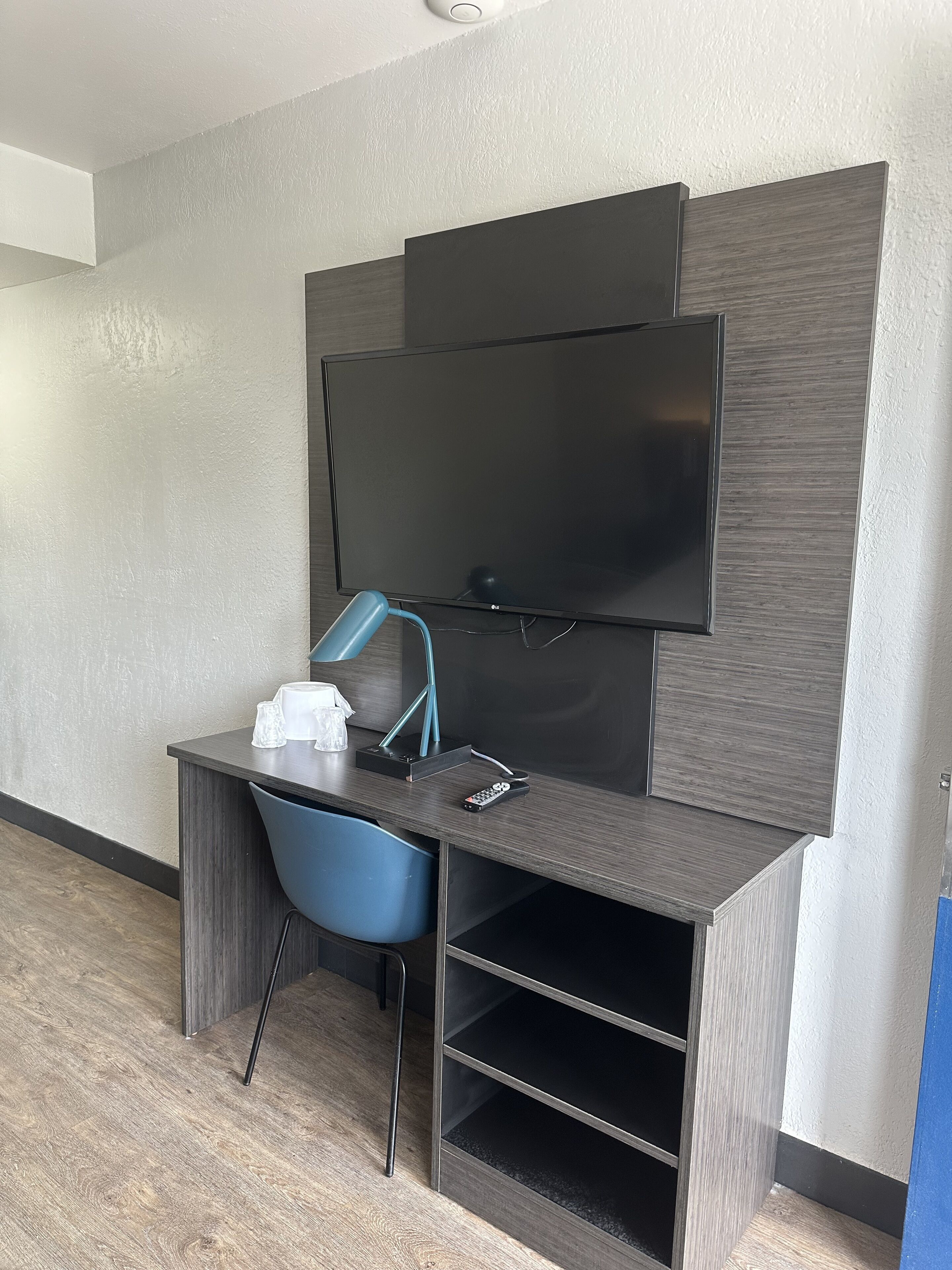 WiFi (無料)、ベッドシーツ