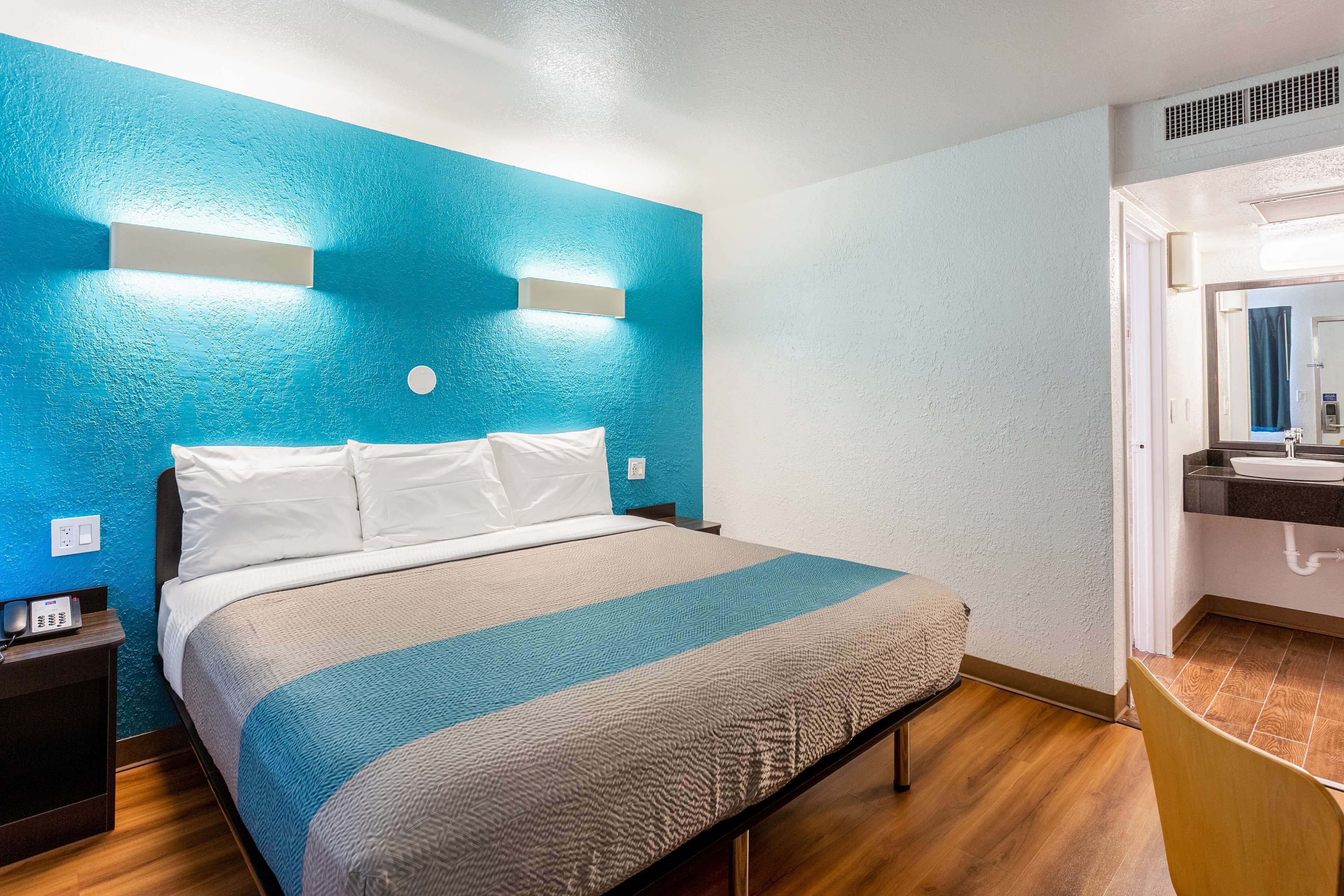 واي فاي مجانًا وملاءات أسرّة