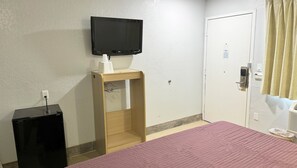 Habitación estándar, 1 cama King size, con acceso para personas discapacitadas, para no fumadores | Escritorio, wifi gratis y ropa de cama 